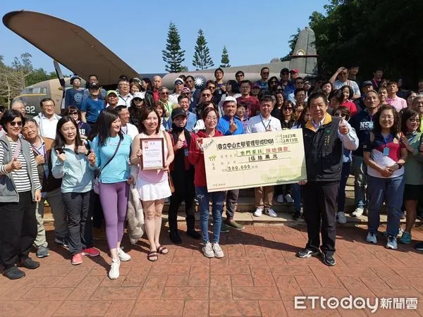 ▲▼停辦3年的金門馬拉松賽事,終於在11、12日盛大舉行,湧入萬人參與。林名揚翻攝