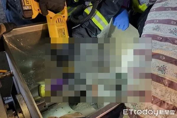 ▲▼桃園女手部遭夾。(圖/記者沈繼昌翻攝)