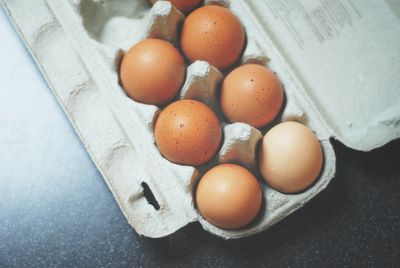 日網友見美國超市「12顆裝雞蛋被掰一半」　傻眼嘆：沒付錢用偷的吧