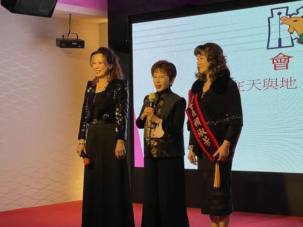 ▲▼洪秀柱參加新北市永和工商婦女聯誼會會長交接典禮。(圖/翻攝自Facebook/洪秀柱)