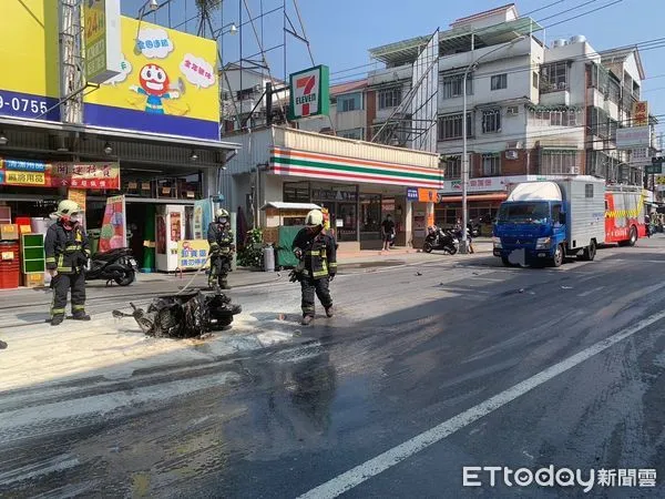 ▲▼台中貨車追撞機車,機車起火燒成廢鐵,騎士手腳擦傷。(圖/民眾提供,下同)