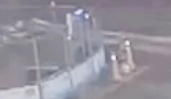 ▲桃園市桃園區國際路二段、文中路口處施工,昨天清晨發生「龍舟天菜」陳俞安誤闖摔落14米深坑洞意外,現場監視畫面有安全燈亮著。(圖/熱心人士提供)