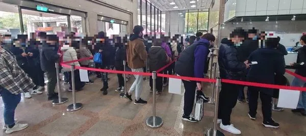 ▲▼領務局取消預審書表制度後,民眾排隊取號碼牌時間大幅減少。(圖/外交部提供)