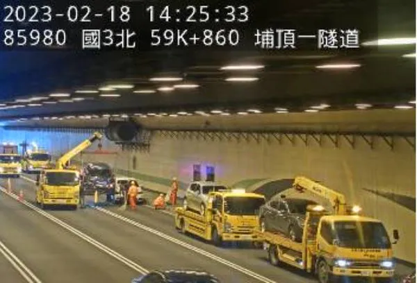 ▲▼02/18,13:31國3北向59.9K發生4小客追撞佔用內線車道事故,事故處理中,後方回堵5公里,請用路人小心駕駛。(圖/翻攝自高速公路1968)