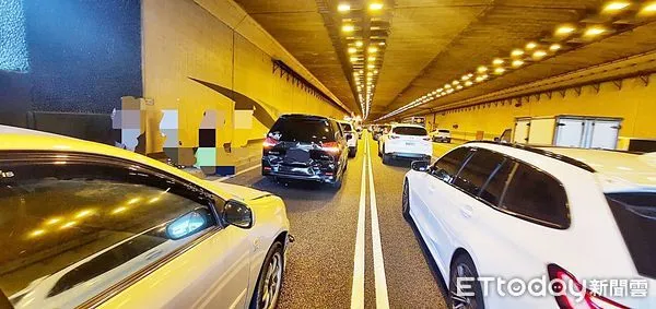 ▲國道三號北上大溪埔頂隧道今天下午1時許發生3車追撞事故,警方現場處理,但後方已造成嚴重回堵。(圖/記者沈繼昌翻攝)