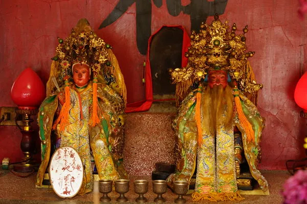 ▲佳冬鄉這間福德祠供土地公、土地婆,土地婆還拿著扇子 。(圖/民眾提供,下同)