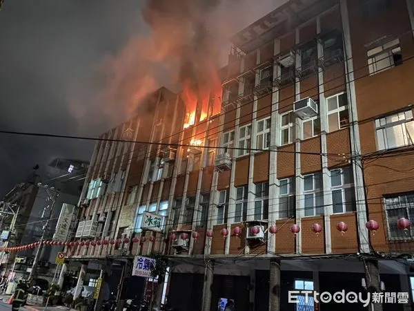 ▲▼台北市北投公寓大火。(圖/記者黃彥傑翻攝)