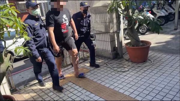 ▲▼警方在網咖將呂男逮捕。(圖/記者游宗樺翻攝)