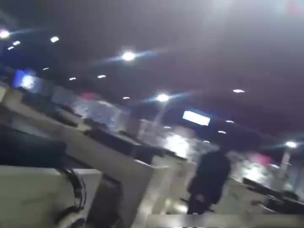 ▲▼警方在網咖將呂男逮捕。(圖/記者游宗樺翻攝)