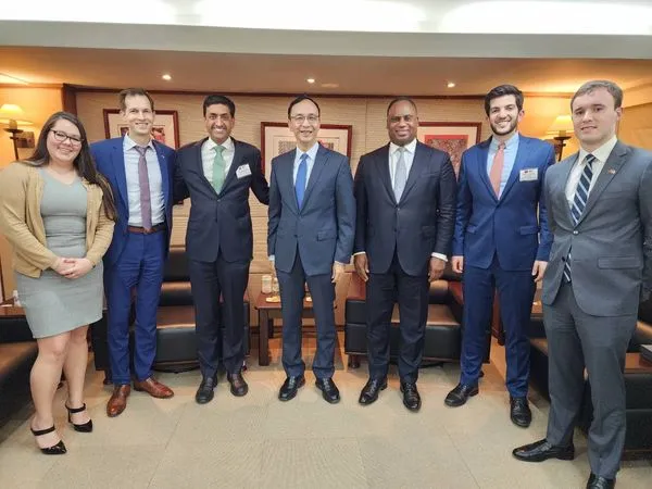 ▲國民黨主席朱立倫(中)接見美國眾議員訪團。(圖/國民黨提供)