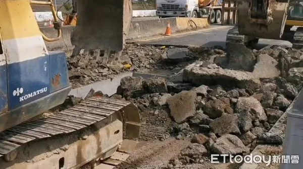 ▲▼嘉義縣新港鄉164縣道柏油路面爆裂。(圖/記者翁伊森翻攝)