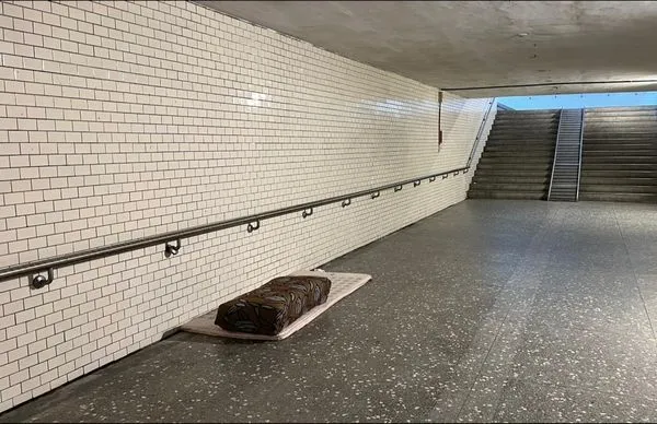 ▲▼遊民折出豆腐被驚呆網友 他大讚:尊嚴到處都能展現。(圖/翻攝自臉書)