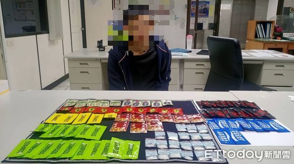 ▲台南市警保安警察大隊霹靂小組員警,查獲25歲郭姓男子持有「一日喪命散」、「含笑半步癲」毒咖啡包一批,全案依毒品罪嫌送辦。(圖/記者林悅翻攝,下同)