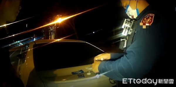 ▲台南市警保安警察大隊霹靂小組員警,查獲25歲郭姓男子持有「一日喪命散」、「含笑半步癲」毒咖啡包一批,全案依毒品罪嫌送辦。(圖/記者林悅翻攝,下同)