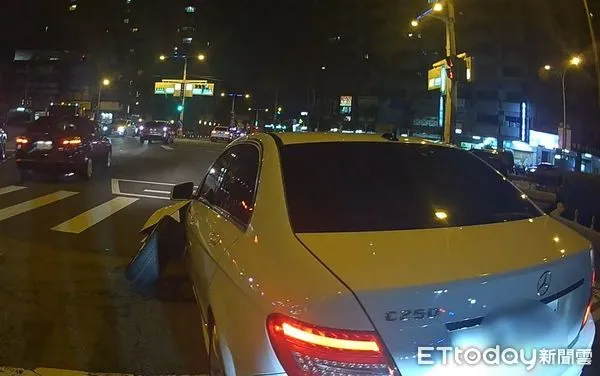 ▲台中1輛白色賓士日前竟發生左前輪胎掉落意外,車主無奈說前幾天才保養完。(圖/民眾提供)