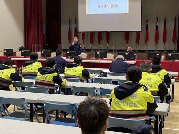 ▲▼蘆洲警分局在228連假前夕執行擴大臨檢,對治安顧慮處所加強查緝。(圖/記者游宗樺翻攝)