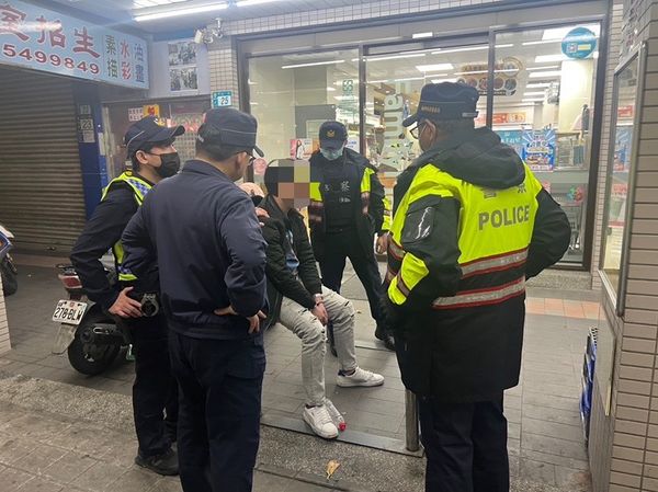 ▲▼蘆洲警分局在228連假前夕執行擴大臨檢,對治安顧慮處所加強查緝。(圖/記者游宗樺翻攝)