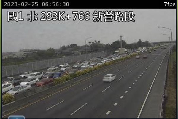 ▲▼國道一號新營段全線封閉。(圖/記者葉國吏翻攝)