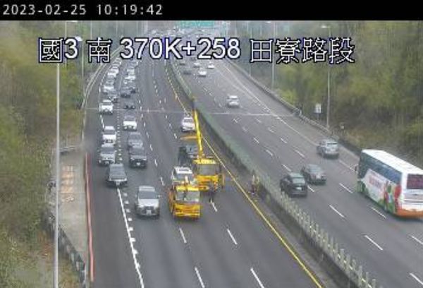 ▲▼ 國道3號南向370.1公里田寮路段今(25)日早上9時53分發生車禍。(圖/翻攝自國道監視器)