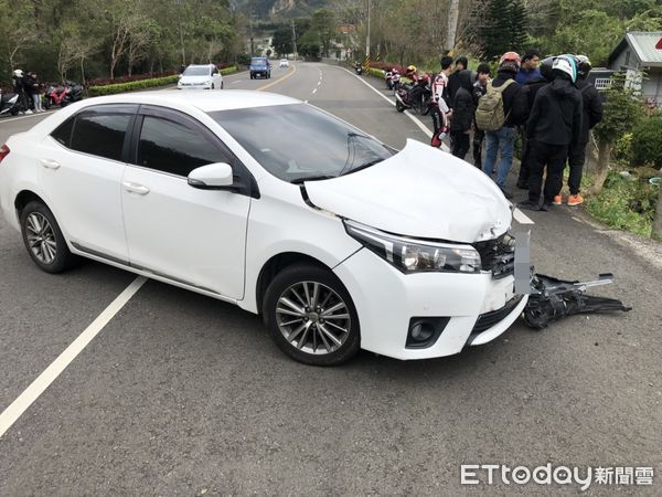 ▲▼台三線苗栗三灣路段轉彎車擦撞直行大重機,騎士摔落路旁邊坡擦傷。(圖/記者蔡文淵翻攝)