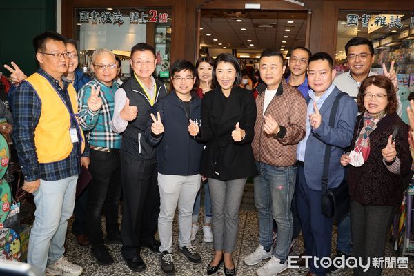 ▲善心企業彰明電子揪團捐助學生自購好書。(圖/南投縣政府提供)