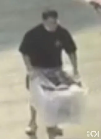 ▲▼名媛遭分屍煮湯「頭不見了」 監視器拍到「壯男扛大箱子」上車!。(圖/香港01,請勿隨意使用)