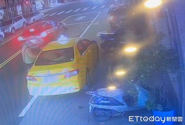 ▲頭戴鴨舌帽的李姓男子順手牽羊將路旁未拔鑰匙的計程車偷走。(圖/桃園警分局提供)