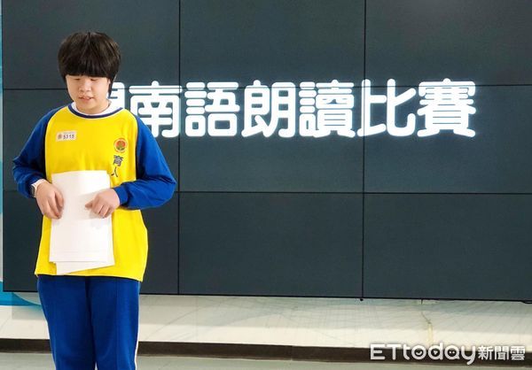 ▲▼ 克服視障困難,育人國小陳采稼展現勇氣和毅力參與閩南語朗讀比賽 。(圖/嘉義市政府提供)