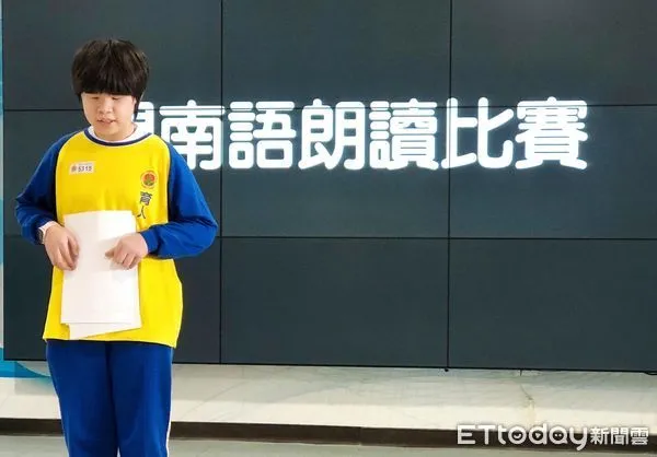 ▲▼ 克服視障困難,育人國小陳采稼展現勇氣和毅力參與閩南語朗讀比賽 。(圖/嘉義市政府提供)