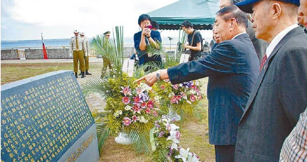 曾親身經歷「澎湖713事件」的山東流亡學生,包括前警總司令王若愚、前陸軍總司令李楨林和前國防副部長王文燮等人,回到澎湖事發地點致祭。(圖/報系資料照)