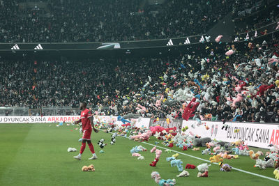 超暖！土耳其足球場「下起玩偶雨」　暫停比賽為鼓舞強震受難兒童