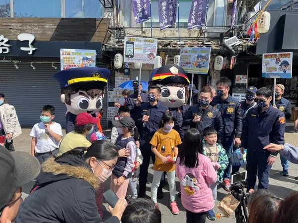 ▲▼淡水警分局到淡水老街宣導反詐騙。(圖/記者游宗樺翻攝)