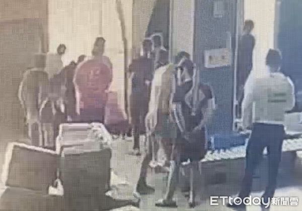 ▲▼天道盟副分會長在台北港恐嚇、砸店,要求被害人交出業務。(圖/記者邱中岳翻攝)