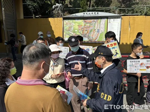 ▲▼仁武分局防詐團深入佛光山信眾。(圖/記者許宥孺翻攝)