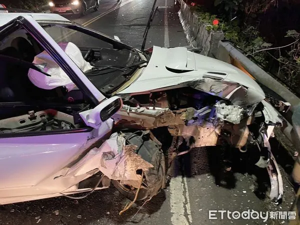 ▲▼林口區一家三口返家,爸爸太累自撞電線桿受困被救出,車頭嚴重毀損 。(圖/記者陳以昇翻攝)