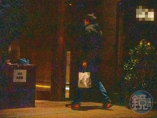 2023.02.14 20:25 徐千晴和吳子文吃完晚餐後，2人一前一後步入吳宅。