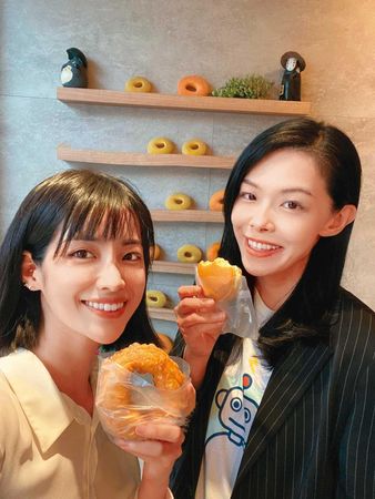 外型亮眼的徐千晴（左），因去年選前擔任高虹安（右）的發言人受到關注。（翻攝徐千晴臉書）