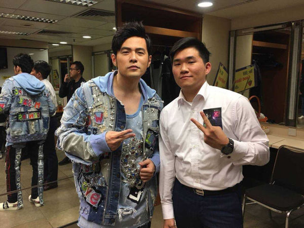 為了取信投資人,姜建丞還曾帶著小潔等人進入演唱會後台與周杰倫合照,投資人也因此相信姜家兄弟確有實力而投資。(圖/讀者提供)