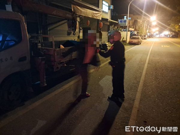 ▲▼男子飲酒過量倒臥路上險遭車輛輾壓,所幸員警趕來協助送回住處。(圖/新城警分局提供,下同)