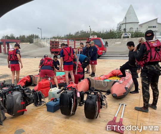 ▲大安濱海樂園今起開放戲水、衝浪,退役海龍蛙兵當救生員。(圖/台中市觀旅局提供)