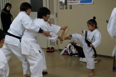 7歲萌蘿莉練空手道，只有煞氣能形容