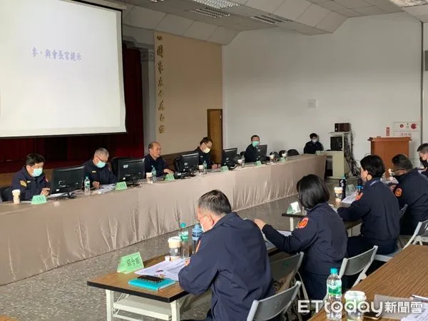 ▲台南市警局長廖宗山,特2日上午前往新營分局實地視導,聽取新營分局報告轄內交通狀況、特性及事故防制情形。(圖/記者林悅翻攝,下同)