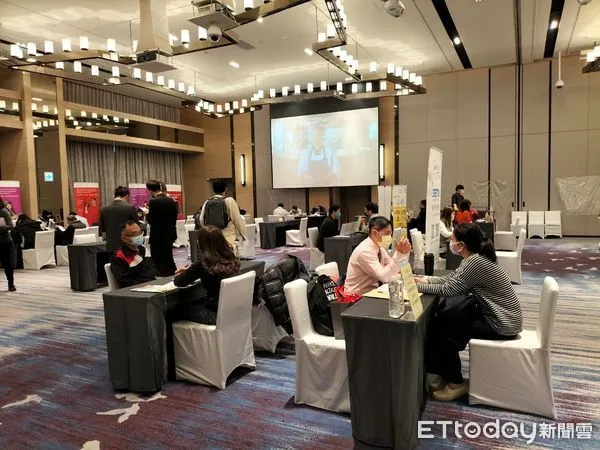 ▲台南市勞工局3月首場就業列車聯合徵才活動,2日於安平區台南大員皇冠假日酒店二樓宴會廳辦理,現場提供23家廠商、逾千個職缺。(圖/記者林悅攝)