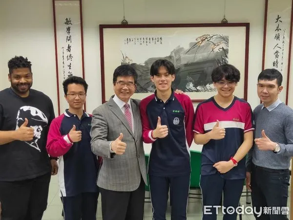 ▲▼慧燈中學黃振語等3名學生,以優秀的學業表現,成功申請多所國外知名大學。(圖/記者游芳男翻攝,下同)