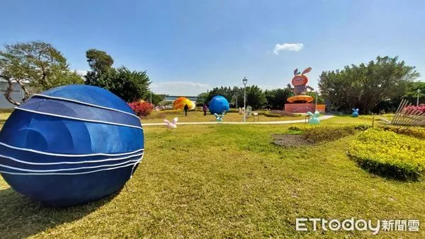 ▲新北燈會26燈組全數被認養 「兔來運轉」點亮五股心環原公園。(圖/新北市民政局提供)