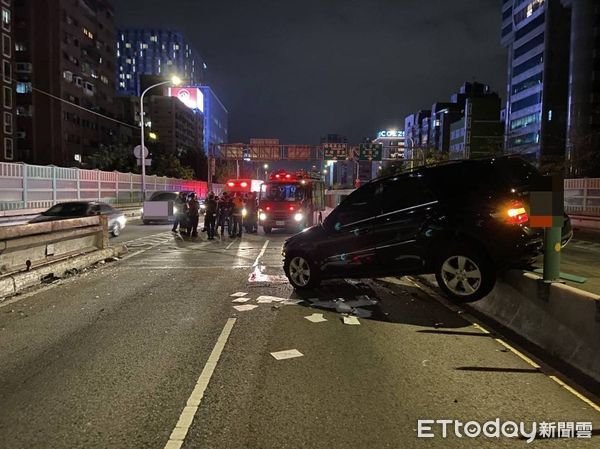 ▲▼駕駛開賓士車酒駕整台車橫跨中央分隔島,駕駛酒測值達0.57。(圖/記者邱中岳翻攝)