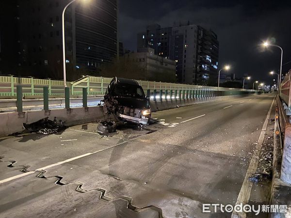 ▲▼駕駛開賓士車酒駕整台車橫跨中央分隔島,駕駛酒測值達0.57。(圖/記者邱中岳翻攝)