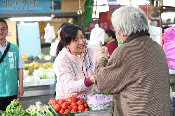 ▲▼蔡培慧3日掃街拜票。(圖/蔡培慧競選辦公室提供)