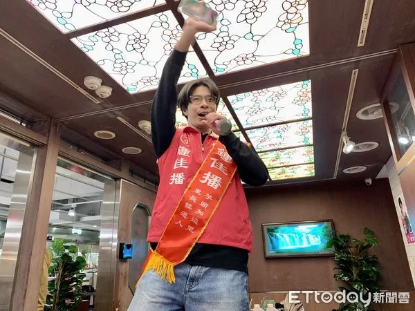 ▲FunNow邀請鍾佳播擔任「芋頭加這里」里長候選人,倡議「有雅量火鍋運動」,不僅把詹記打造成競選總部,製作競選必備的面紙包、志工背心、關東旗。(圖/記者彭懷玉攝)