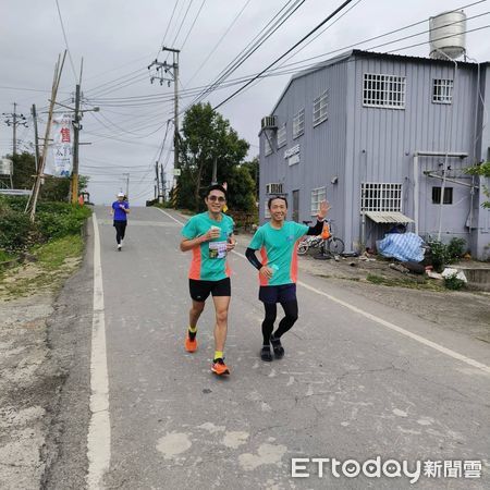 ▲第一屆竹22慈善公益超級馬拉松今日在竹北市五福宮停車場熱情開跑，共有350名跑者挑戰58公里與100公里等長距離，現場有跑友加入歡樂陪跑。             。（圖／記者陳凱力翻攝）